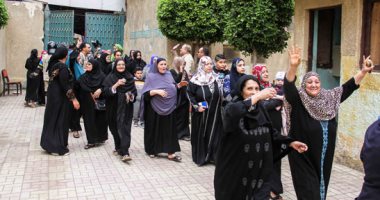 سيدات المنيا يتحدين الطقس السيئ ويٌقبلن على اللجان الانتخابية