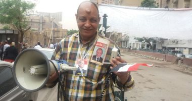 فيديو وصور.. مواطن بإمبابة يدعو الشعب للمشاركة فى الانتخابات