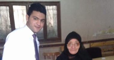 صور .. رئيس لجنة مدينة ههيا يساعد ناخبة مسنة فى الإدلاء بصوتها