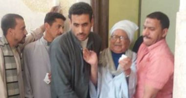 مسن يدلى بصوته فى الانتخابات محمولا بمركز المنشأة بسوهاج