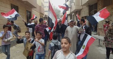 صور.. مسيرة لمواطنين بعزبة النخل بالأعلام وهتاف "تحيا مصر"
