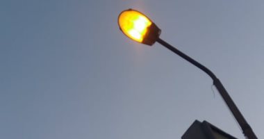 قارئ يرصد إضاءة أعمدة الكهرباء نهارا فى شارع البطل بالمهندسين