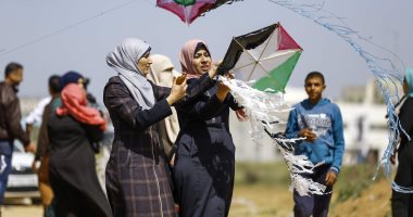 صور.. سيدات غزة يصنعن طائرات ورقية بالعلم الفلسطينى احتفالا بيوم الأرض