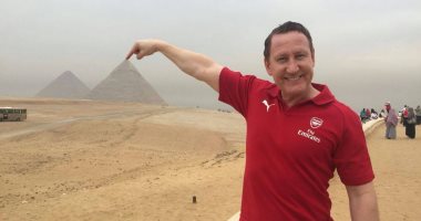 أرسنال ينشر صور لاعبه السابق راى باولر خلال زيارته لمصر: أسطورتنا استمتع