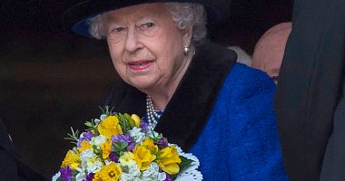 صور.. الملكة إليزابيث تحمل "بوكية ورد" خلال زيارتها كنيسة "سانت جورج"  