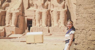 صور.. طالب آثار يشجع السياحة بـ"فوتوسيشن" فى معبد أبو سمبل بأسوان