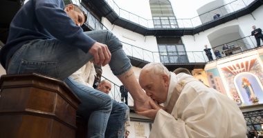 صور.. البابا فرانسيس يغسل أقدام 12 معتقلا خلال قداس بأحد السجون فى روما