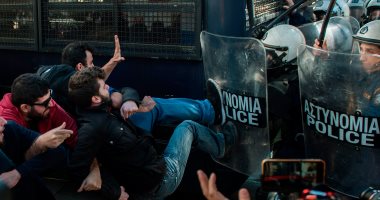 صور.. اشتباكات عنيفة بين متظاهرين والشرطة اليونانية فى أثينا