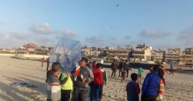 صور.. إطلاق طائرات ورقية على شاطئ العريش تحمل أسماء شهداء الجيش والشرطة