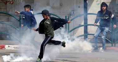 صور.. اشتباكات عنيفة بين فلسطينيين وقوات الاحتلال الإسرائيلى فى الخليل