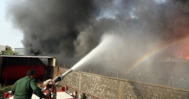 رجال الإطفاء باليمن يخمدون حريقا فى مستودع لبرنامج الغذاء العالمى (صور)