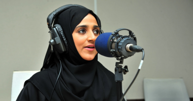فيديو.. "لولوه العبد الله" أول مذيعة كفيفة تقدم برنامجا إذاعيا فى السعودية