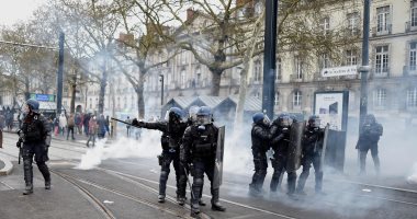 انفجار قنبلة يدوية فى يد متظاهر خلال اشتباكات مع الشرطة الفرنسية