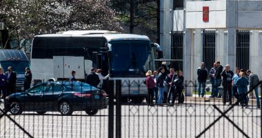 صور.. الدبلوماسيون الروس المطرودون يغادرون العاصمة الأمريكية "واشنطن"