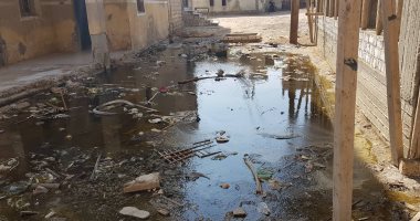 شكوى من انتشار القمامة ومياه الصرف الصحى بقرية سرسنا فى الفيوم