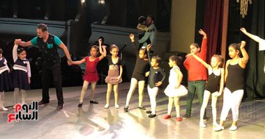 صور.. تعليم رقصة الدبكة اللبنانية لأطفال أوبرا دمنهور بالمهرجان الدولى للفلكلور