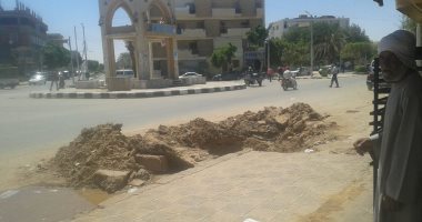 صور اضبط مخالفة.. أعمال حفر تهدد المارة أمام مستشفى الداخلة العام