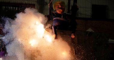 صور.. المكسيكيون يحتفلون فى عيد القيامة بحرق دمى لـ"ترامب"  