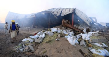 صور.. النيران تلتهم 50 طنا من المساعدات فى حريق 4 مخازن للأغذية باليمن