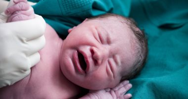 ما الوقت المناسب لإجراء جراحة عدم وجود فتحة الشرج للطفل المولود؟