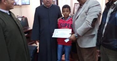 رئيس مدينة غارب يكرم طالب حصل على المركز الأول فى مسابقة القرأن الكريم 