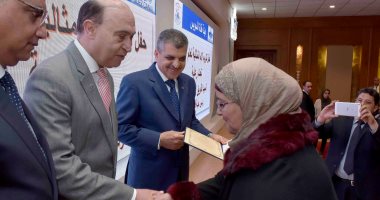 صور.. مميش يشهد تكريم 28 سيدة من العاملات المثاليات بالهيئة
