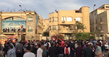 فيديو وصور.. أهالى القاهرة الجديدة يحتفلون بفوز الرئيس السيسى
