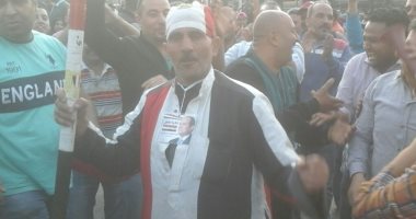 فيديو.. مواطن يرتدى علم مصر باحتفالات فوز السيسى بميدان روكسى 
