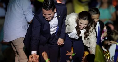 صور.. احتفالات فى كوستاريكا بعد انتخاب كارلوس ألفارادو رئيسا للبلاد