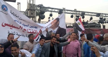 صور.. المواطنون يحتفلون بفوز السيسي فى ميدان هشام بركات بمدينة نصر