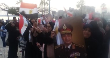 صور.. توافد المواطنين على ميدان الساعة بدمياط للاحتفال بفوز السيسى