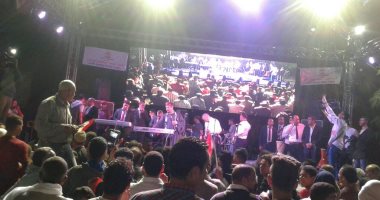 فيديو.. الآلاف يحتفلون بفوز السيسى على نغمات الأغانى الوطنية بميدان روكسى