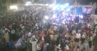 صور.. الآلاف بقنا يحتشدون بميدان العروسة للاحتفال بفوز الرئيس السيسى