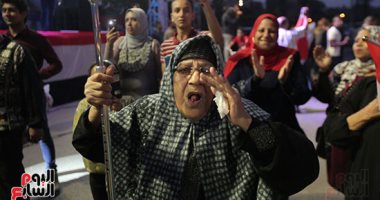 مسنة ترقص احتفالا بفوز السيسي فى الانتخابات أمام قصر القبة - صور