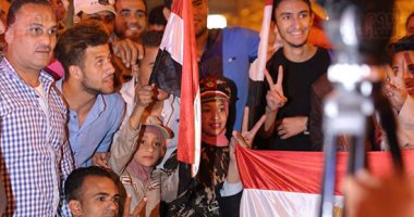 شباب جامعة القاهرة يتفاعلون مع الأغانى الوطنية احتفالا بفوز السيسى (صور)