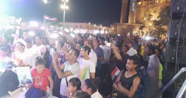 صور وفيديو.. احتشاد المئات من أهالى شرم الشيخ للاحتفال بفور الرئيس السيسى
