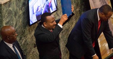 رئيس وزراء اثيوبيا يزور موقع حادث الطائرة ويؤكد كل الدعم لعائلات الضحايا  