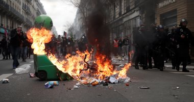 صور.. اشتباكات عنيفة بين الشرطة الفرنسية ومحتجين مشاركين فى الإضرابات