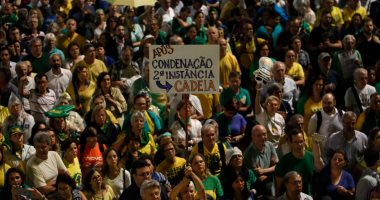 صور.. آلاف البرازيليون يتظاهرون للمطالبة بسجن الرئيس الأسبق "دا سيلفا"