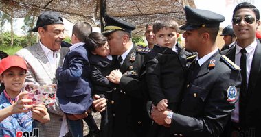 لحظات إنسانية تجمع رجال الشرطة مع الأطفال فى احتفال يوم اليتيم  (صور)