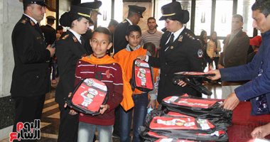أكاديمية الشرطة توزع هدايا على الأطفال فى احتفالات يوم اليتيم.. صور