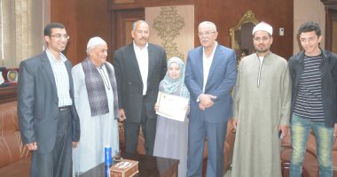 محافظ المنيا يكرم الطالبة تسنيم الرابعة عالمياً فى حفظ القرآن الكريم