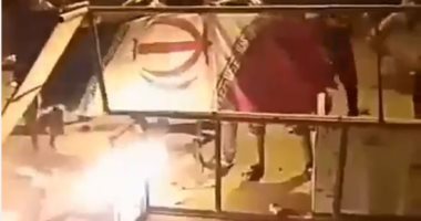 فيديو.. عرب الأحواز يحرقون علم إيران فى احتجاجاتهم الليلية