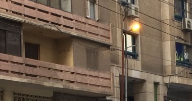صور.. قارئ يرصد إضاءة أعمدة الكهرباء نهارا فى الإسكندرية