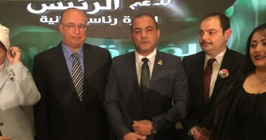 صور ..السفير محمود كارم يكرم أعضاء حملة مواطن باحتفالية فوز السيسى