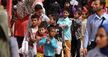 صور.. صندوق "تحيا مصر" يوزع أعلاما وتيشرتات على الأطفال الأيتام