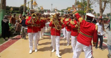 الموسيقى العسكرية تجوب "دريم بارك" فى احتفالات يوم اليتيم