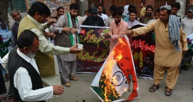 صور.. باكستانيون يحرقون علم الهند خلال احتجاجات ضد قتل مواطنين بكشمير 