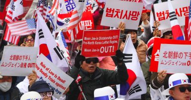 صور.. تظاهرات مؤيدة لرئيسة كوريا الجنوبية المعزولة بعد الحكم بسجنها 24 عاما