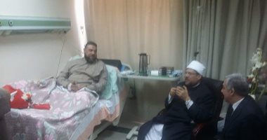 صور.. وزير الأوقاف يزور وكيل الوزارة بالمستشفى بعد تعرضه لحادث سيارة